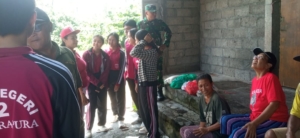 Sinergitas TNI Dan PMR, Lettu ketut Joni Dampingi SMAN 2 Semarapura Tengah Salurkan Sembako Kepada Warda Terdampak Bencana