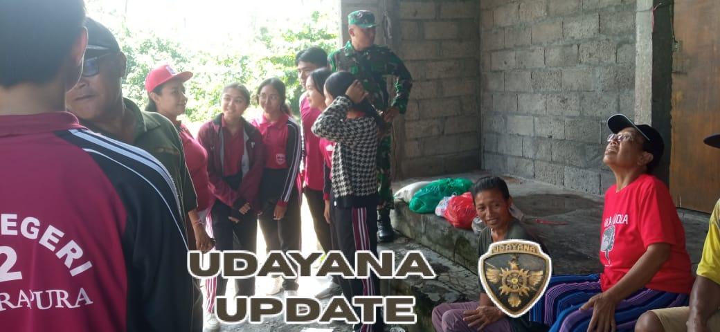 Sinergitas TNI Dan PMR, Lettu ketut Joni Dampingi SMAN 2 Semarapura Tengah Salurkan Sembako Kepada Warda Terdampak Bencana