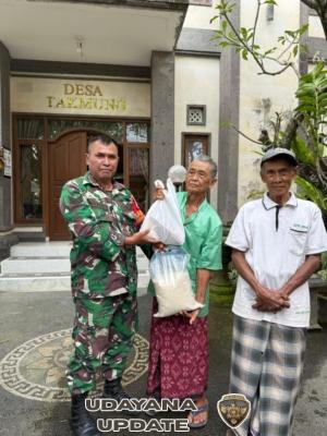 Babinsa Takmung Dampingi Bumdesa Salurkan Sembako Kepada 36 Lansia