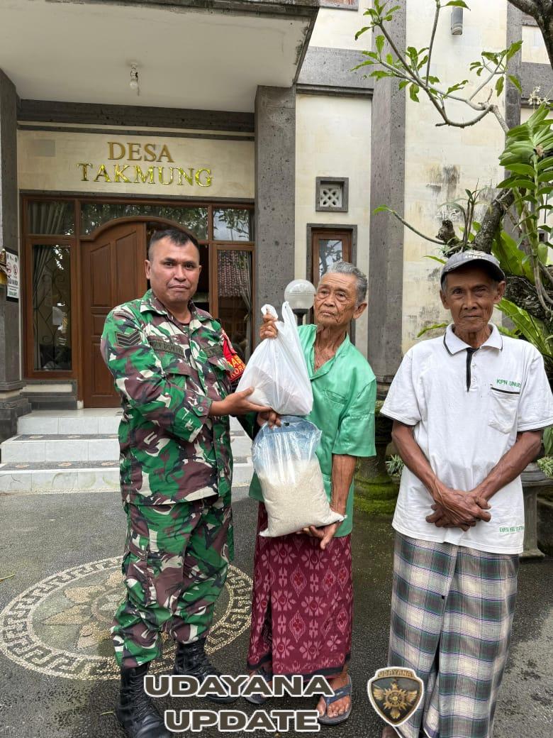 Babinsa Takmung Dampingi Bumdesa Salurkan Sembako Kepada 36 Lansia