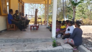 Babinsa Koramil 1618-01/Miotim Serka Lamberto Da Costa Jalin Komsos dengan Orang Tua Murid di Inbate