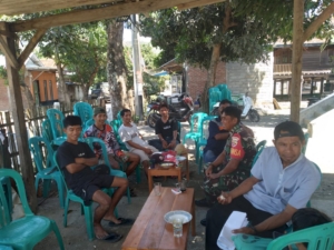 Wujud Kepedulian, Babinsa Seteluk Bantu Warga Siapkan Tempat Takziah