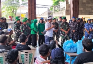 1.192 Paket Sembako Disalurkan TNI untuk Warga Terdampak Banjir di Denpasar