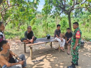 Karya Bakti di Dusun Basa Kotakoz, Babinsa Perkuat Sinergi dengan Masyarakat