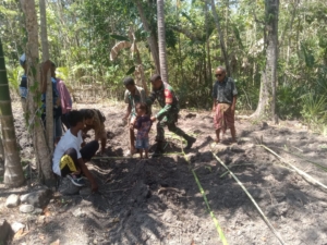 Babinsa Koramil 1621-02/Abanteng, Bantu Poktan Berseba Desa Fatukopa Buat Bedengan Tanaman Sayur