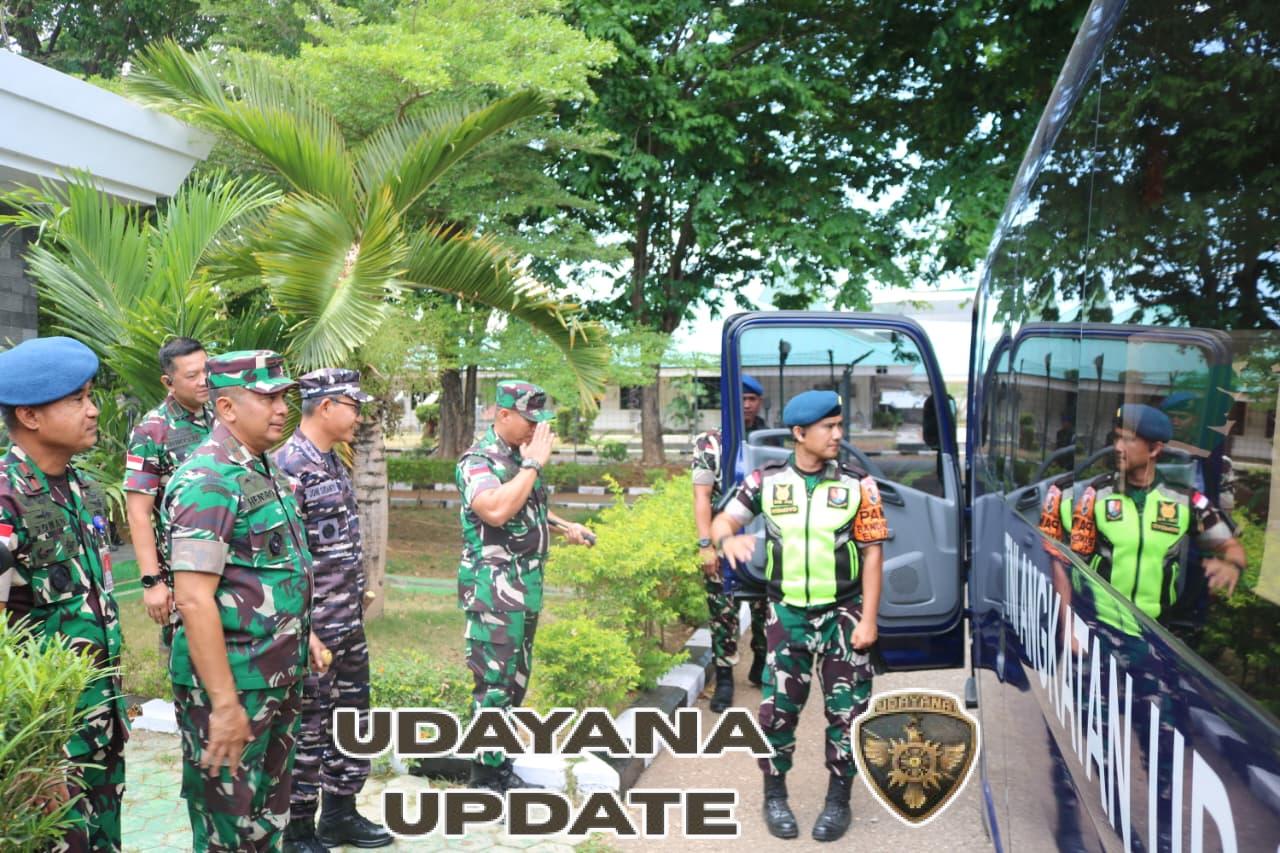 Dandim Kupang Bersama Persit Antar Pangdam IX/Udayana Pulang