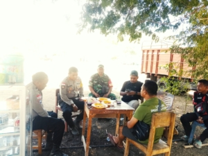 Babinsa Afoan dan Polsek Naikliu Perkuat Kerja Sama Keamanan