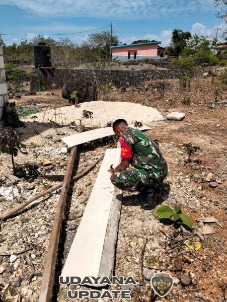 Wujud Kepedulian, Babinsa 1627-03/Batutua Dampingi dan Himbau Tukang Jaga Keselamatan Kerja
