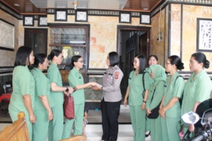 Ketua Persit Kodim Tabanan Anjangsana dan Serahkan Bantuan kepada Anggota Terdampak Banjir