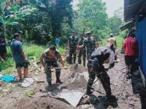 Wujud Nyata Dekat dengan Rakyat, Babinsa Koramil 1612-05/Satarmese Bantu Pembangunan Rumah Ibu Sensi