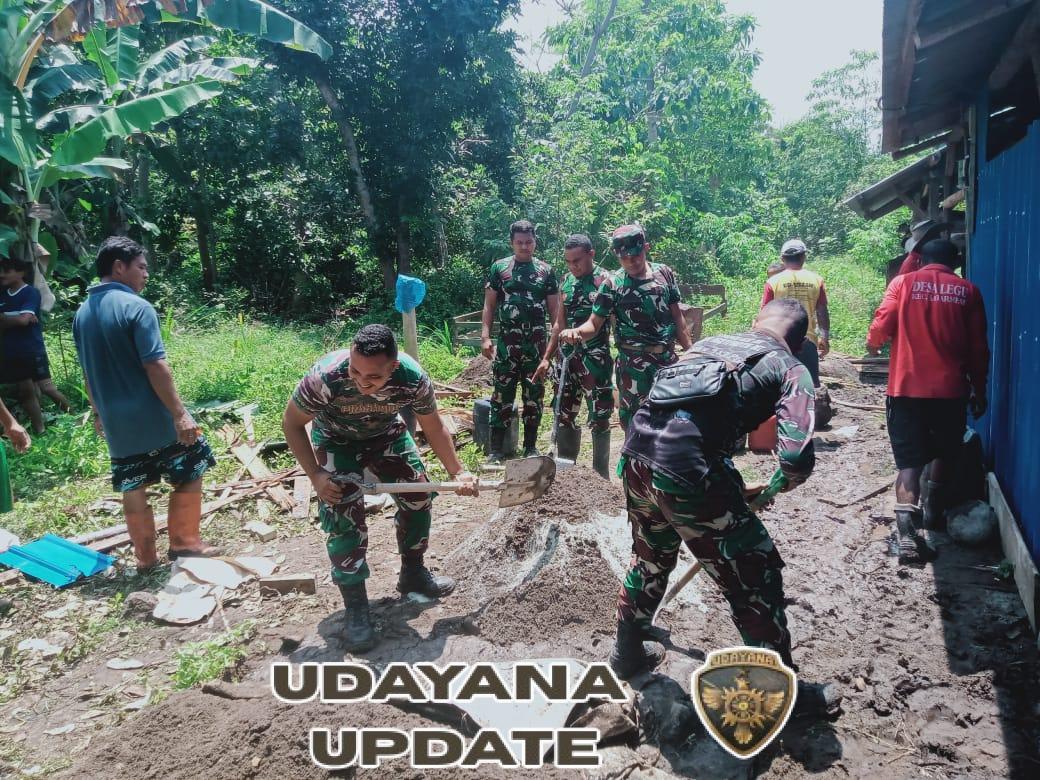 Wujud Nyata Dekat dengan Rakyat, Babinsa Koramil 1612-05/Satarmese Bantu Pembangunan Rumah Ibu Sensi