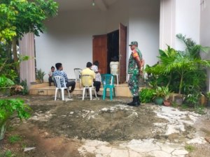 Ibadah Minggu di Gereja Kristoforus Baa Berlangsung Khidmat dengan Kehadiran Babinsa