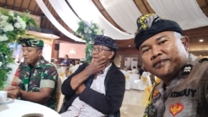 Sinergi TNI-Polri, Babinsa Beng Ikut Kawal Rangkaian Kegiatan Adat di Griya Agung Beng