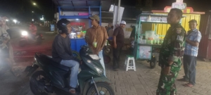 Babinsa Koramil 1628-04/Poto Tano Bersama Warga Jaga Keamanan Lewat Patroli Malam