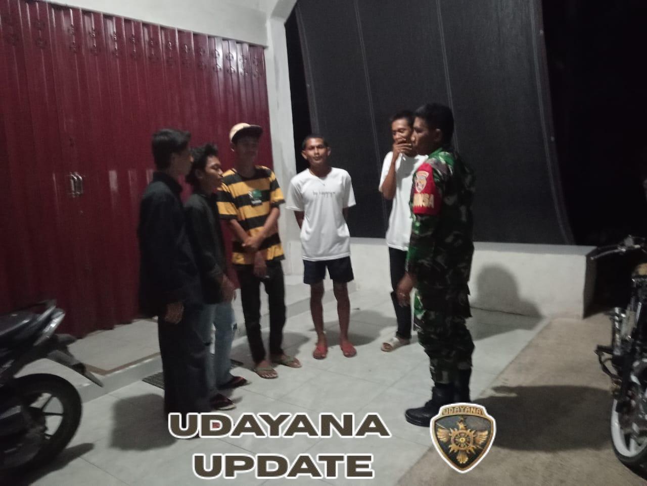 Babinsa dan Karang Taruna Kompak Jaga Malam di Sawe