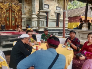 Babinsa Peninjoan Hadiri Resepsi Pernikahan Warga, Wujudkan Kedekatan dengan Masyarakat