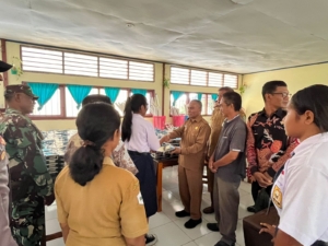 TNI Koramil Adonara Kawal Penyaluran 1.350 Paket Makanan Bergizi di Flores Timur