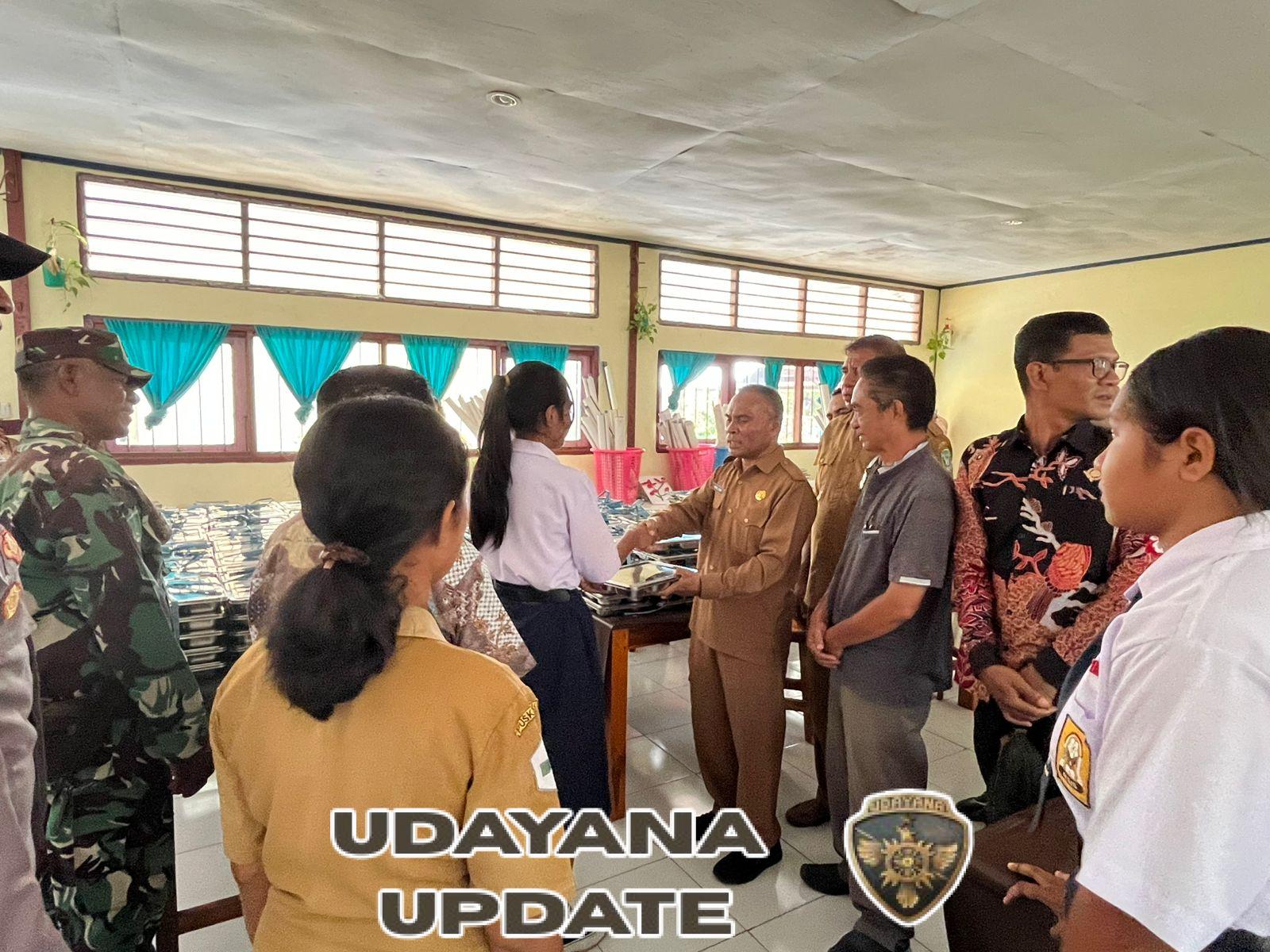 TNI Koramil Adonara Kawal Penyaluran 1.350 Paket Makanan Bergizi di Flores Timur