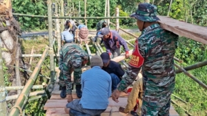 Akses Jalan Terputus, Koramil 03/Kopang Bangun Jembatan Sementara Di Desa Aik Bual