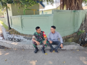 Babinsa Wolowaru Gelar Komsos dan Pamwil, Wujudkan Rasa Aman di Desa Nakambara