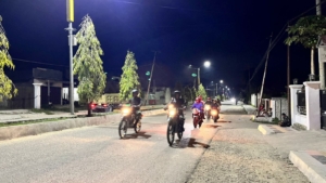 Patroli Siskamling Bersama Wujudkan Lingkungan Aman di Kota Waikabubak