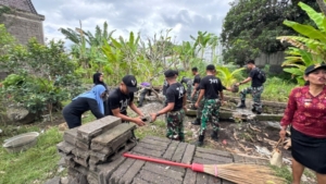 Prajurit Garuda Nusantara Tetap Konsisten Laksanakan Pembersihan Sisa Material dan Sampah Pasca Banjir di Jembrana