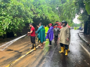 Wujud Pengabdian Tanpa Batas, Serma Asih Bersinergi Evakuasi Tanah Longsor Di Goa Jepang