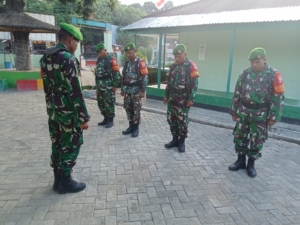 Patroli Siskamling, Babinsa Koramil Sape Berikan Himbauan Kamtibmas