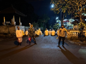 Sinergitas Babinsa, Bhabinkamtibmas, dan Pecalang Wujudkan Ketertiban Piodalan Pagerwesi