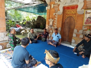 Peduli keselamatan warga, Babinsa 1623-06/Selat datangi lokasi kejadian warga meninggal dunia gantung diri.