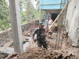 Babinsa Kodim 1602/Ende Bersama Warga Bangun Aula Serba Guna di Desa Tanazozo