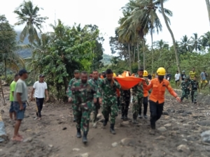 Gotong Royong Temukan Korban Banjir: Sinergi TNI, Basarnas, dan Masyarakat di Nagekeo