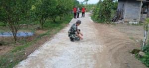 Pendampingan Babinsa, Jalan Usaha Tani dan Senderan di Desa Abuan Resmi Diserahkan