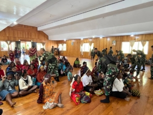 Kasih TNI Menyapa Yalinggua: Satgas Yonif 743/PSY Bawa Berkat di Tanah Papua