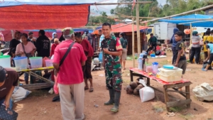Babinsa Koramil Maurole Laksanakan Monitoring dan Pengamanan Pasar di Kecamatan Detukeli