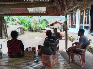 Babinsa Koramil 1602-01/Ende Tingkatkan Kamtibmas lewat Komsos di Jalan Woloare