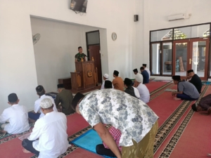 TNI Hadir Menyatu dengan Rakyat, Babinsa Desa Batuh Putih Jadi Khatib Maulid Nabi