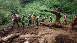 Babinsa 1623-03/Rendang bersama warga melaksanakan gotong royong tangani material longsor.