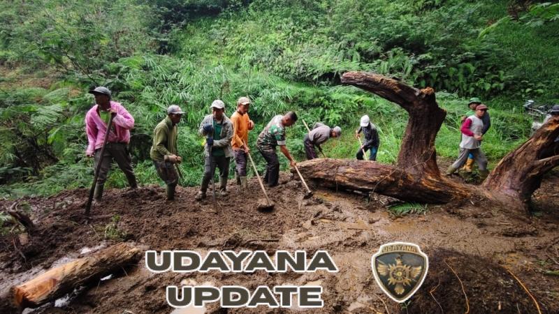 Babinsa 1623-03/Rendang bersama warga melaksanakan gotong royong tangani material longsor.