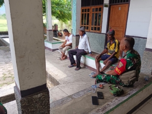 Babinsa Detusoko Aktif Lakukan Komsos dan Monitoring Wilayah di Desa Welamosa