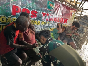 Satgas Yonif 743/PSY Pos Tinolok Jadi Penolong Kesehatan di Puncak Jaya