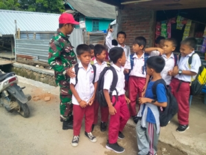 Bangun Karakter Sejak Dini, Babinsa Dasan Anyar Beri Arahan pada Siswa SD