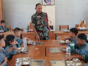 Dekat dengan Rakyat, Babinsa Koramil Taliwang Aktif Dukung Program Gizi Anak Sekolah