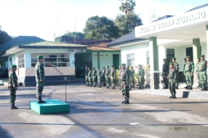 Personel Kodim 1604 Kupang Ikuti Upacara Mingguan Senin