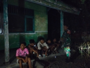 Babinsa Koramil 1614-03/Hu’u Intensifkan Ronda Malam di Dusun Mamboa