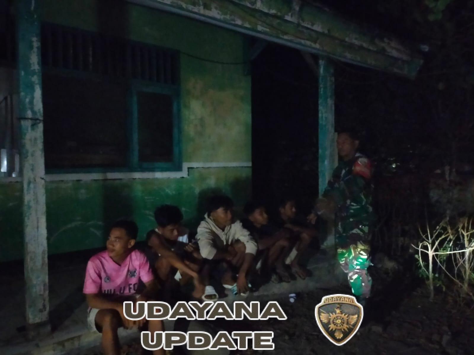 Babinsa Koramil 1614-03/Hu’u Intensifkan Ronda Malam di Dusun Mamboa