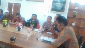 Selalu Aktif Dalam Kegiatan Di Wilbin, Babinsa Pesinggahan Hadiri Rapat Bersama Pemdes
