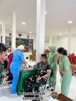 Peduli Kemanusiaan, TNI dan Masyarakat Sumba Timur Donor Darah Bersama