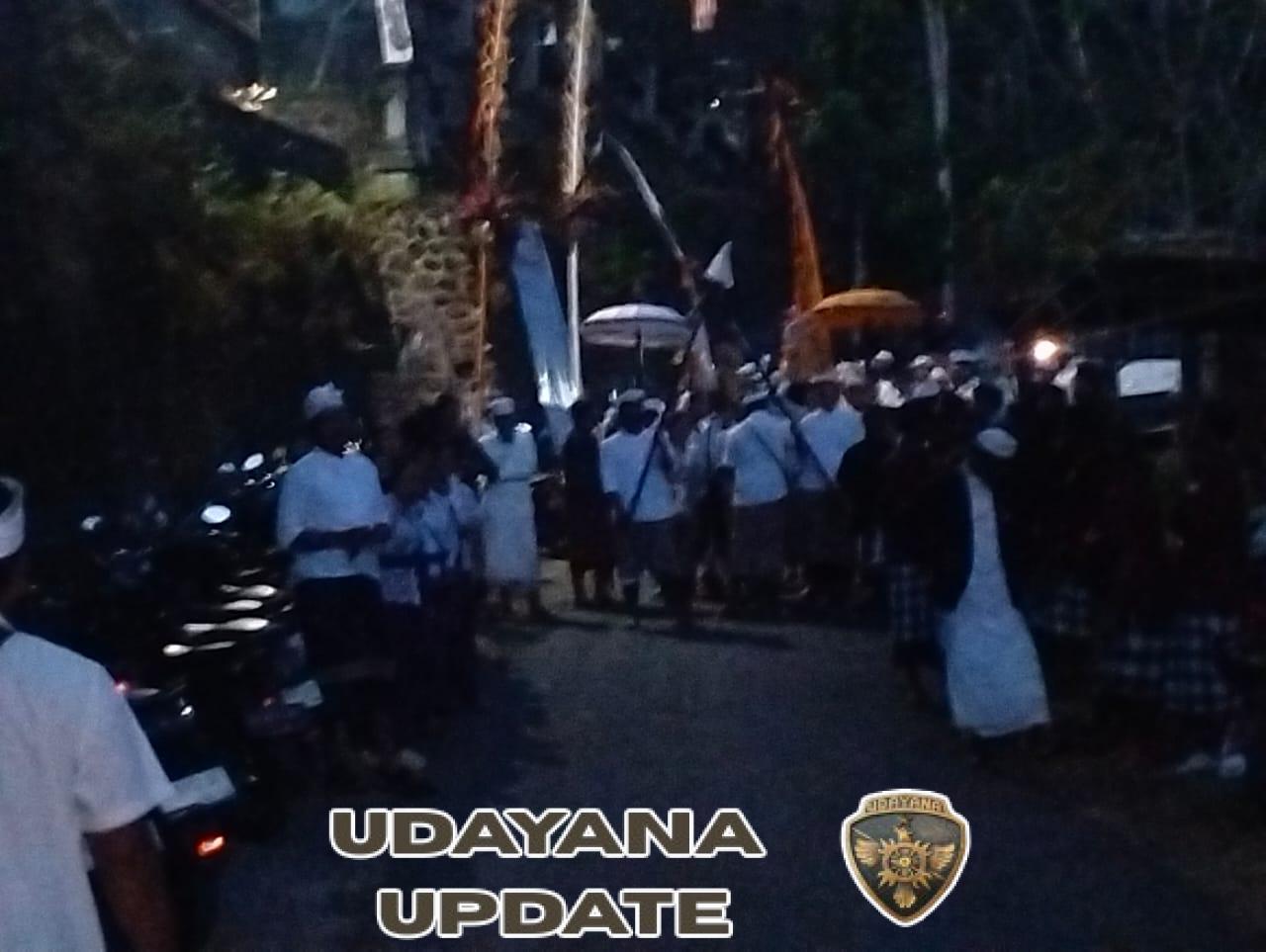 Babinsa Meningkatkan Keamanan dan Ketertiban di saat persembahyangan berlangsung