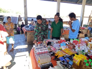 Babinsa Tabundung Laksanakan Komsos dan Pantau Stabilitas Harga di Pasar Tradisional